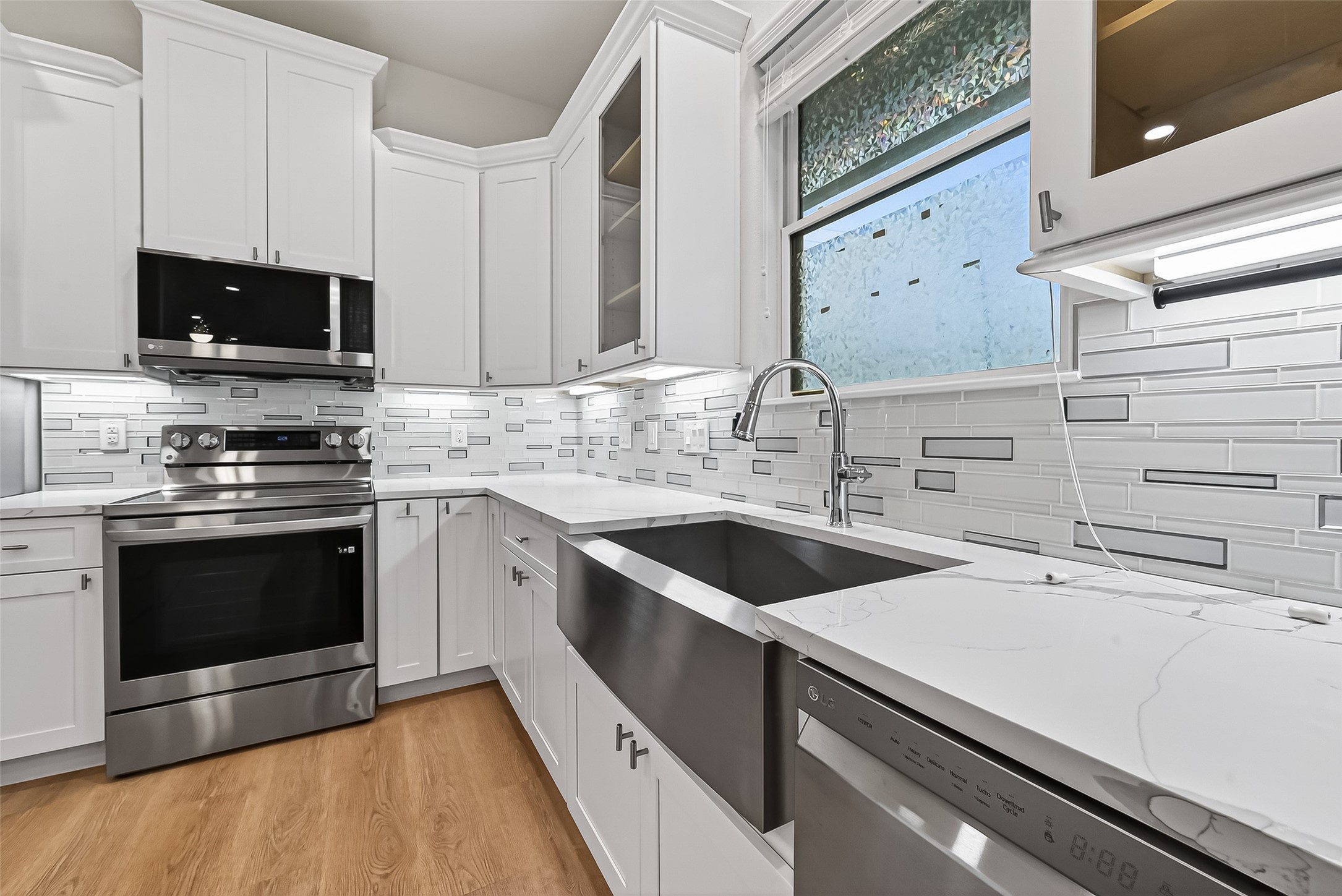 6630 Highrock Road Houston, TX 77092 - Photo 11 of 40 a kitchen with a sink stove and microwave