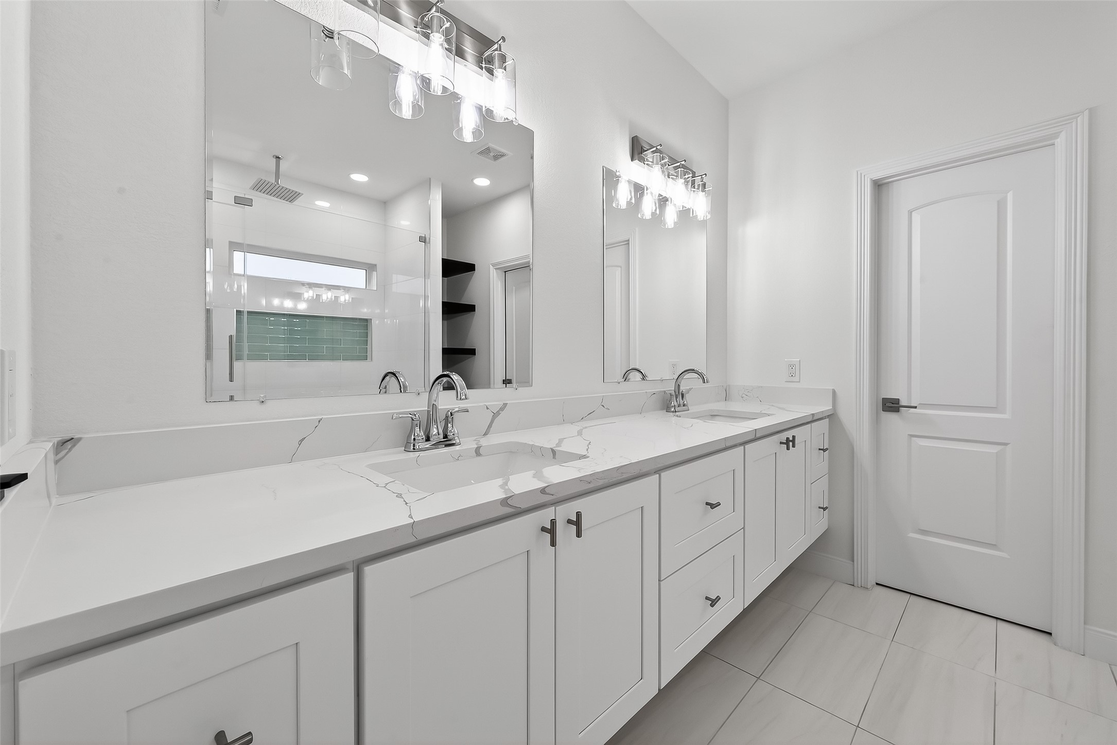 6630 Highrock Road Houston, TX 77092 - Photo 23 of 40 a bathroom with double sink and a mirror