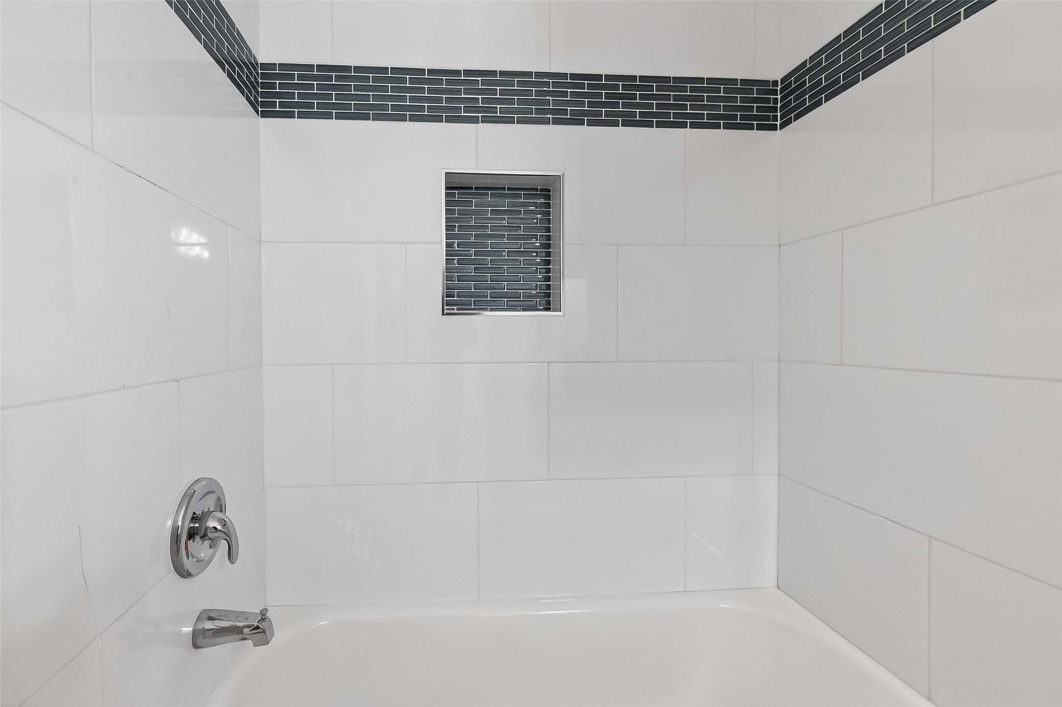 6630 Highrock Road Houston, TX 77092 - Photo 32 of 40 a bathroom with a bathtub