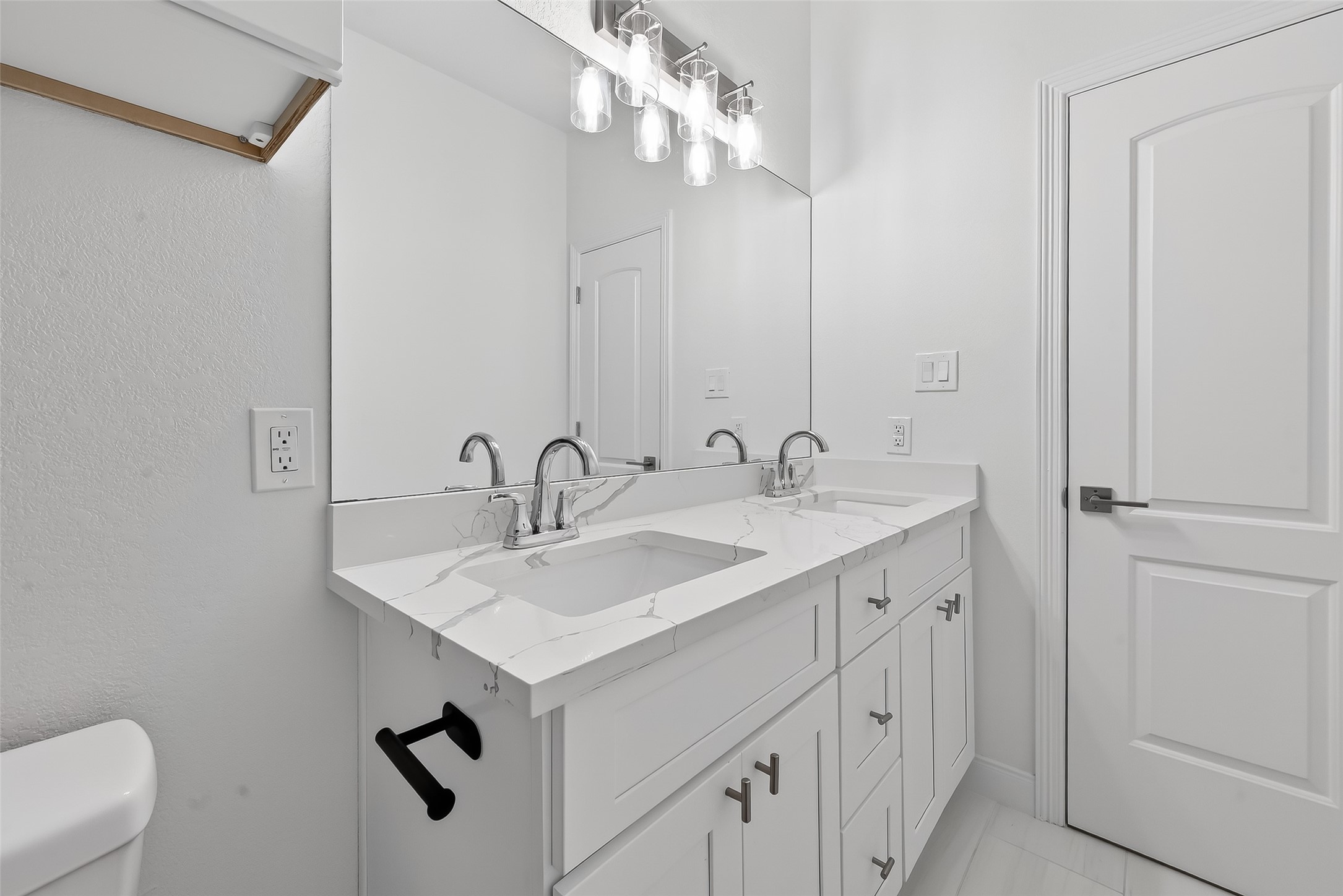 6630 Highrock Road Houston, TX 77092 - Photo 33 of 40 a bathroom with a sink and a mirror