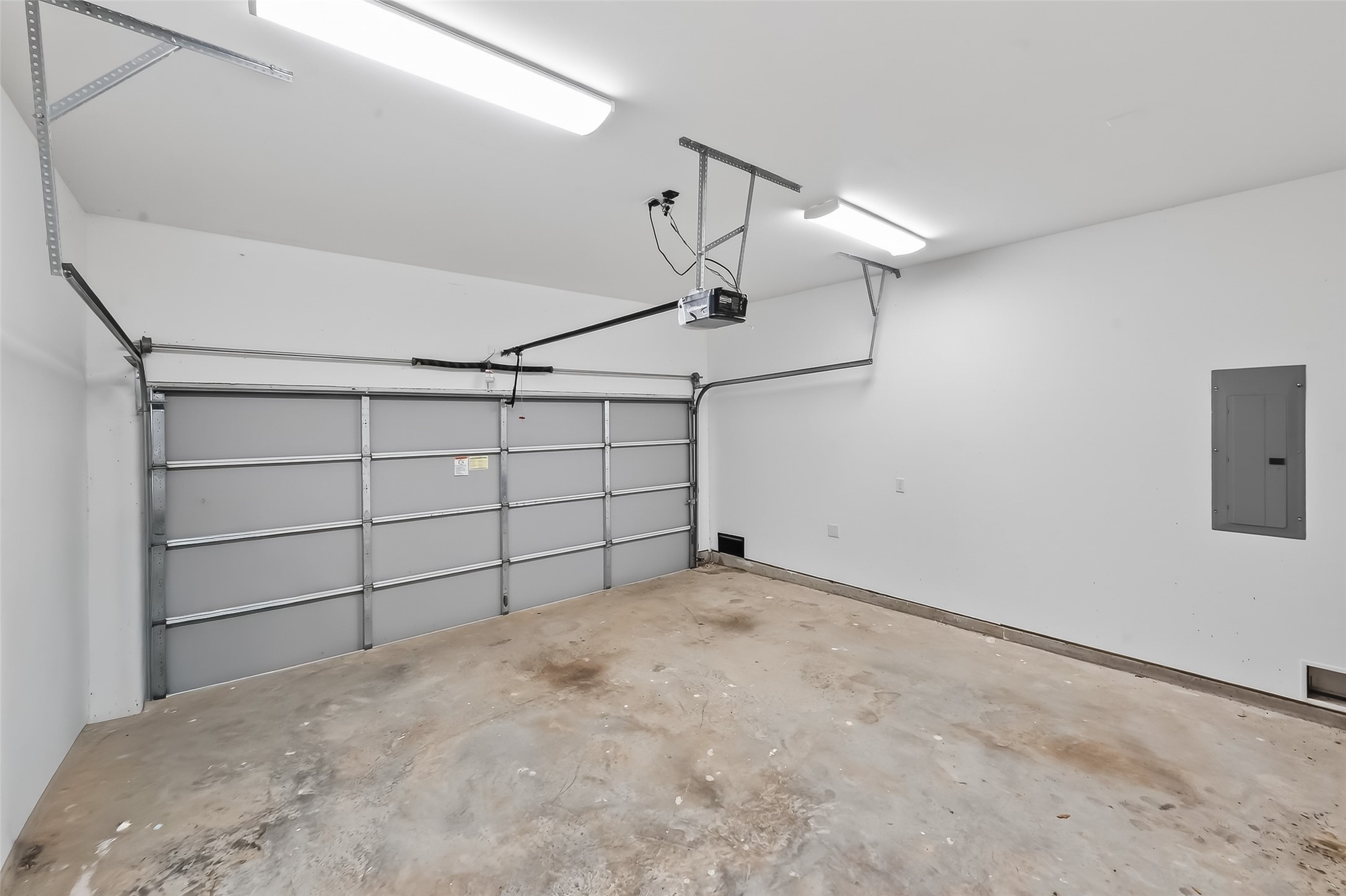 6630 Highrock Road Houston, TX 77092 - Photo 36 of 40 a view of a garage