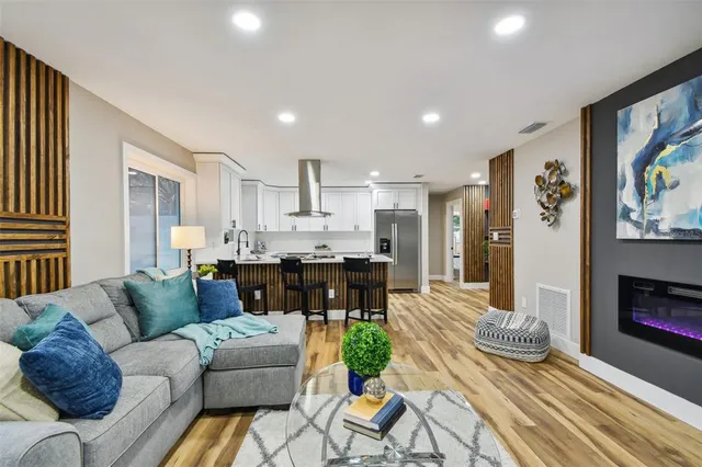 $2,895 | 2408 50th Street South, Gulfport, FL 33707