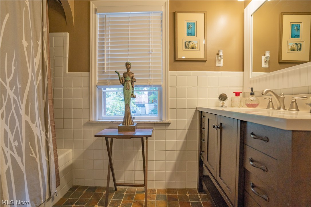 2387 Saybrook Road Cleveland, OH 44118 - Photo 24 of 33