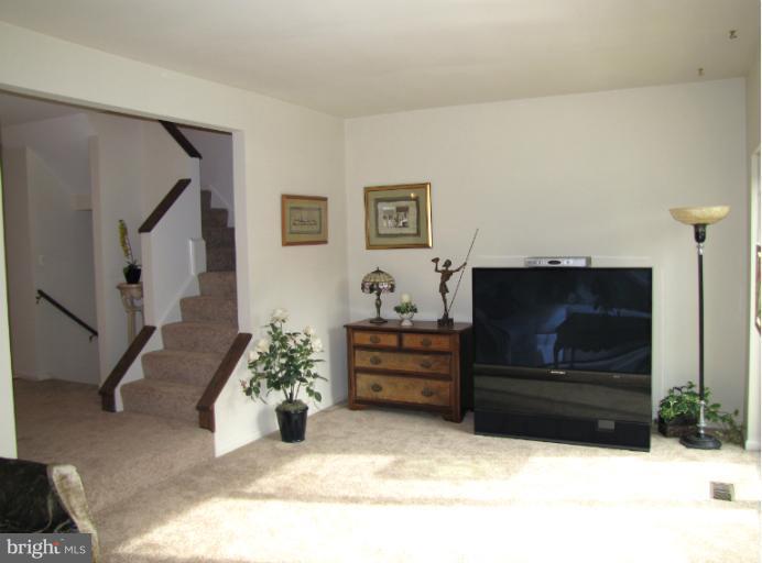 5687 Vantage Point Road Columbia, MD 21044 - Photo 11 of 29 Living Room