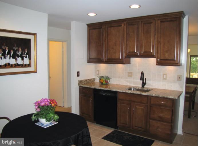 5687 Vantage Point Road Columbia, MD 21044 - Photo 13 of 29 Kitchen