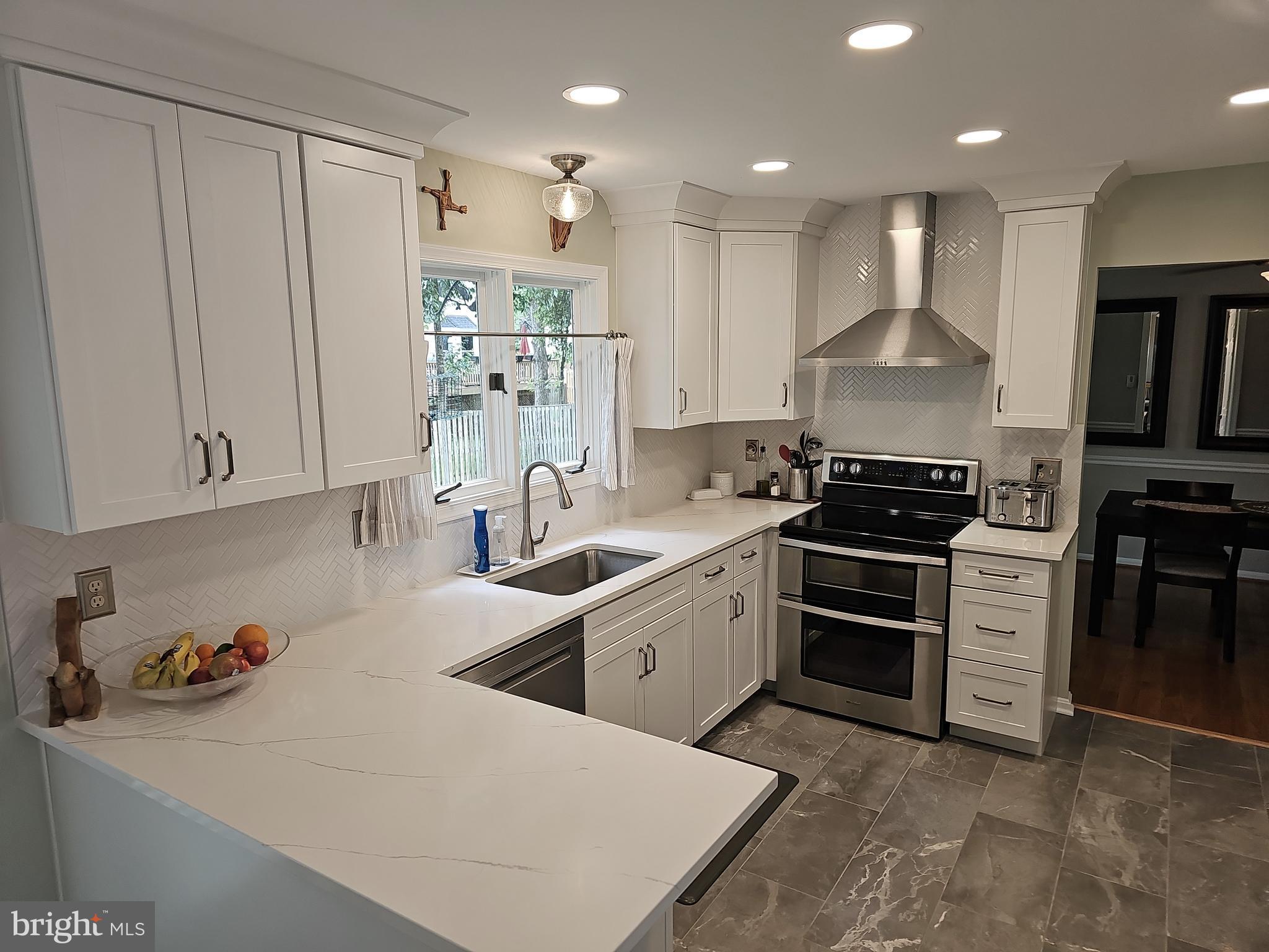 13903 Wild Raspberry Court Gainesville, VA 20155 - Photo 10 of 64 2023 new Kitchen, quartz counters, cabinets, floor