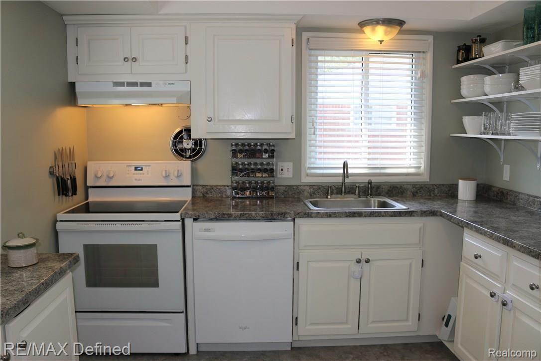 17342 Rougeway Street Livonia, MI 48152 - Photo 4 of 18 Re-modeled Kitchen with new appliances and counters