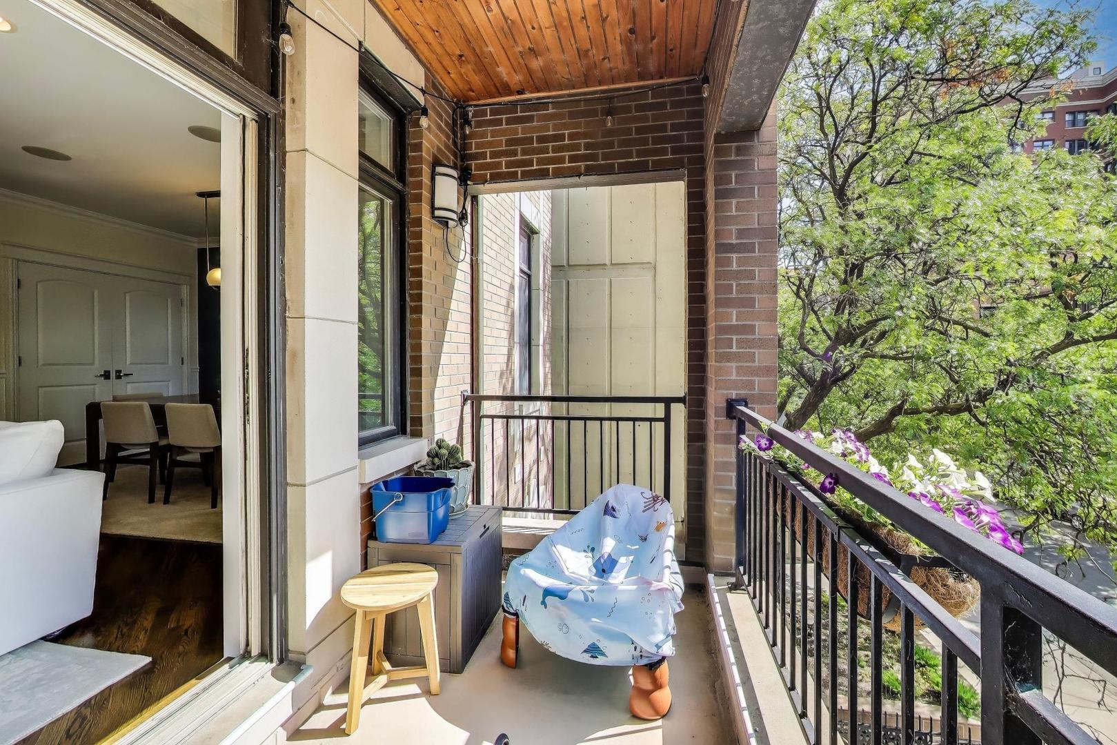 456 West Briar Place, Unit 2 Chicago, IL 60657 - Photo 6 of 25 a view of porch with furniture