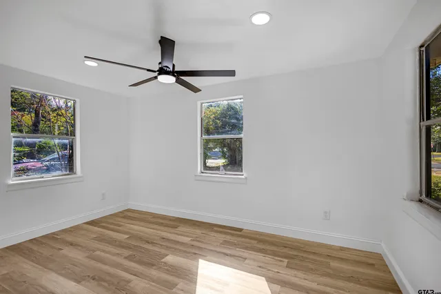 a view of empty room with window