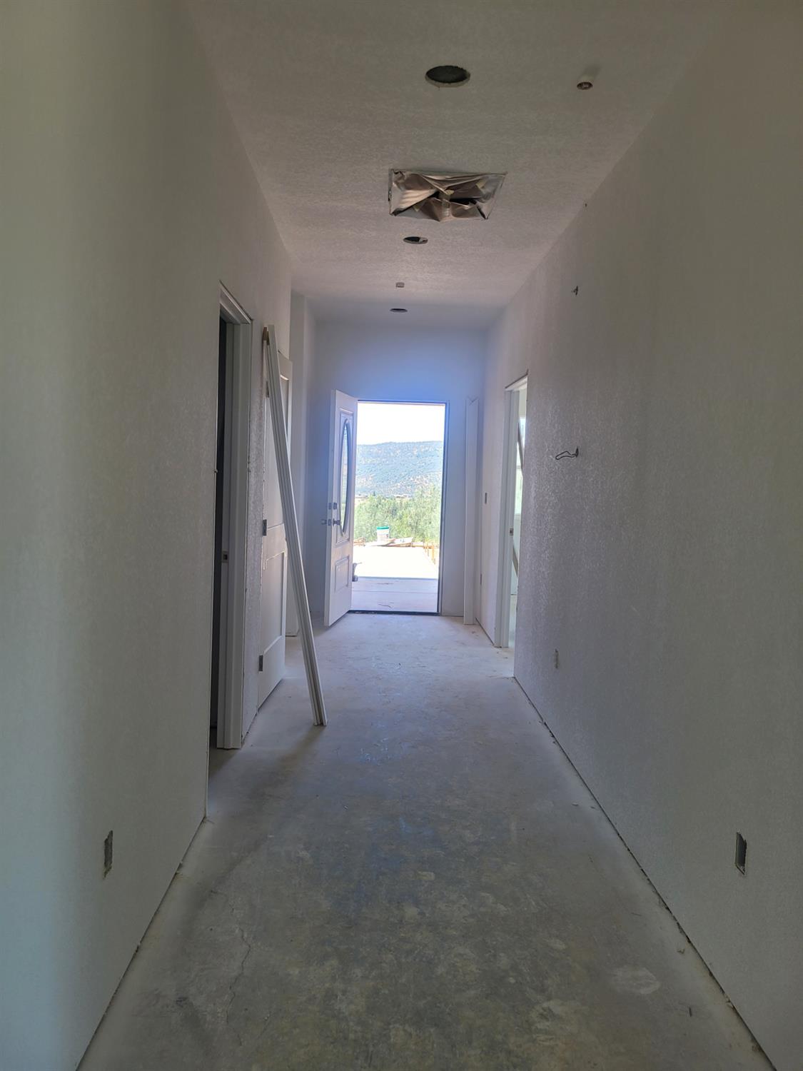 2307 Arrowhead Street Copperopolis, CA 95228 - Photo 12 of 32 a view of hallway with window