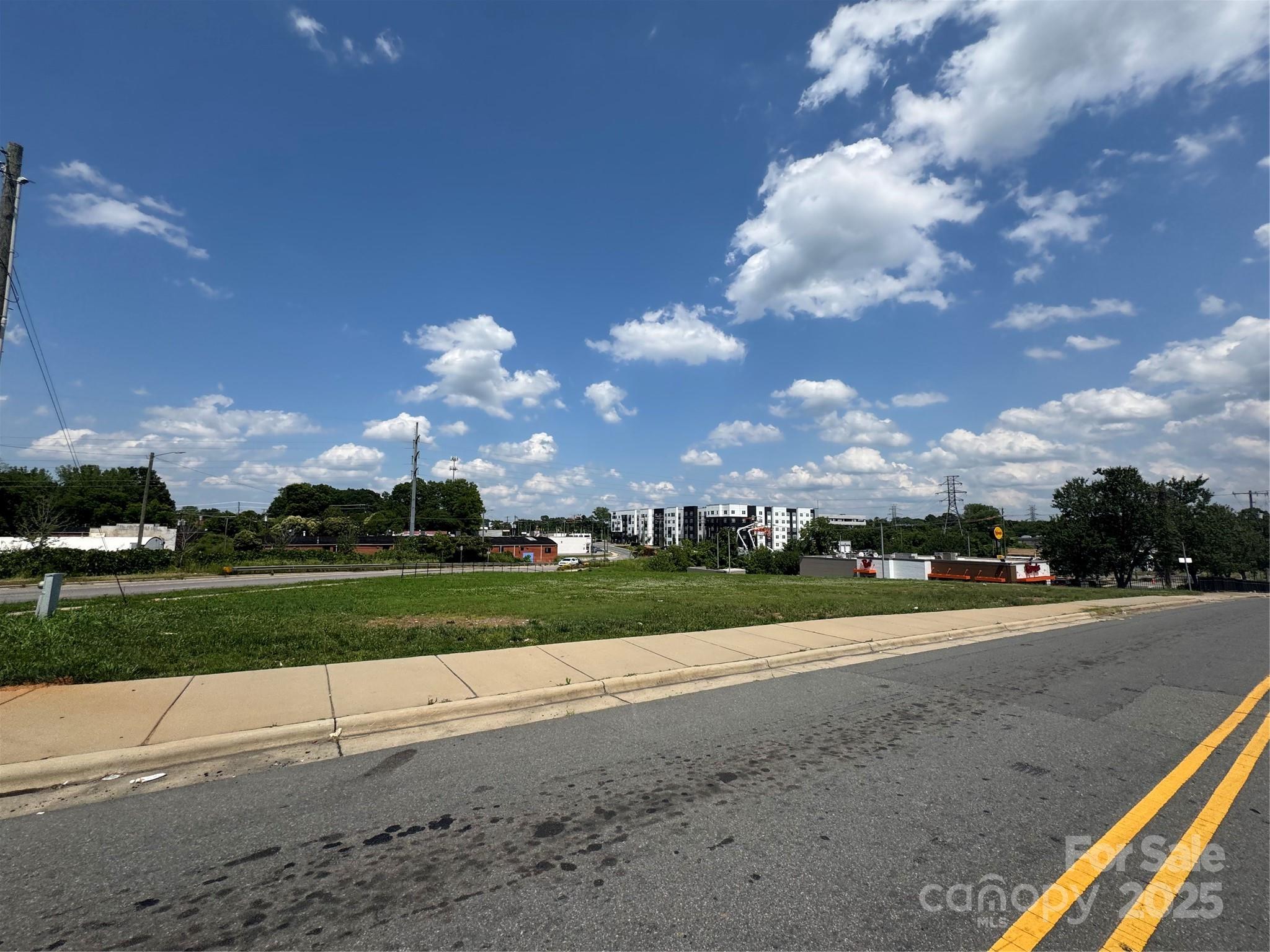 208 West 28th Street Charlotte, NC 28206 - Photo 4 of 6 a view of a golf course