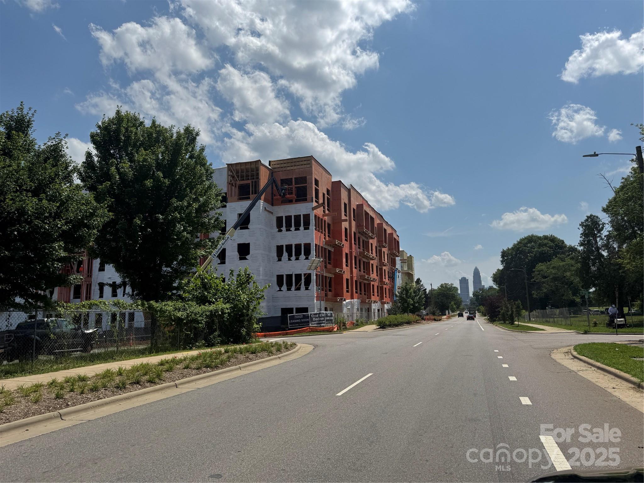 208 West 28th Street Charlotte, NC 28206 - Photo 5 of 6 a view of a street with a building in the background