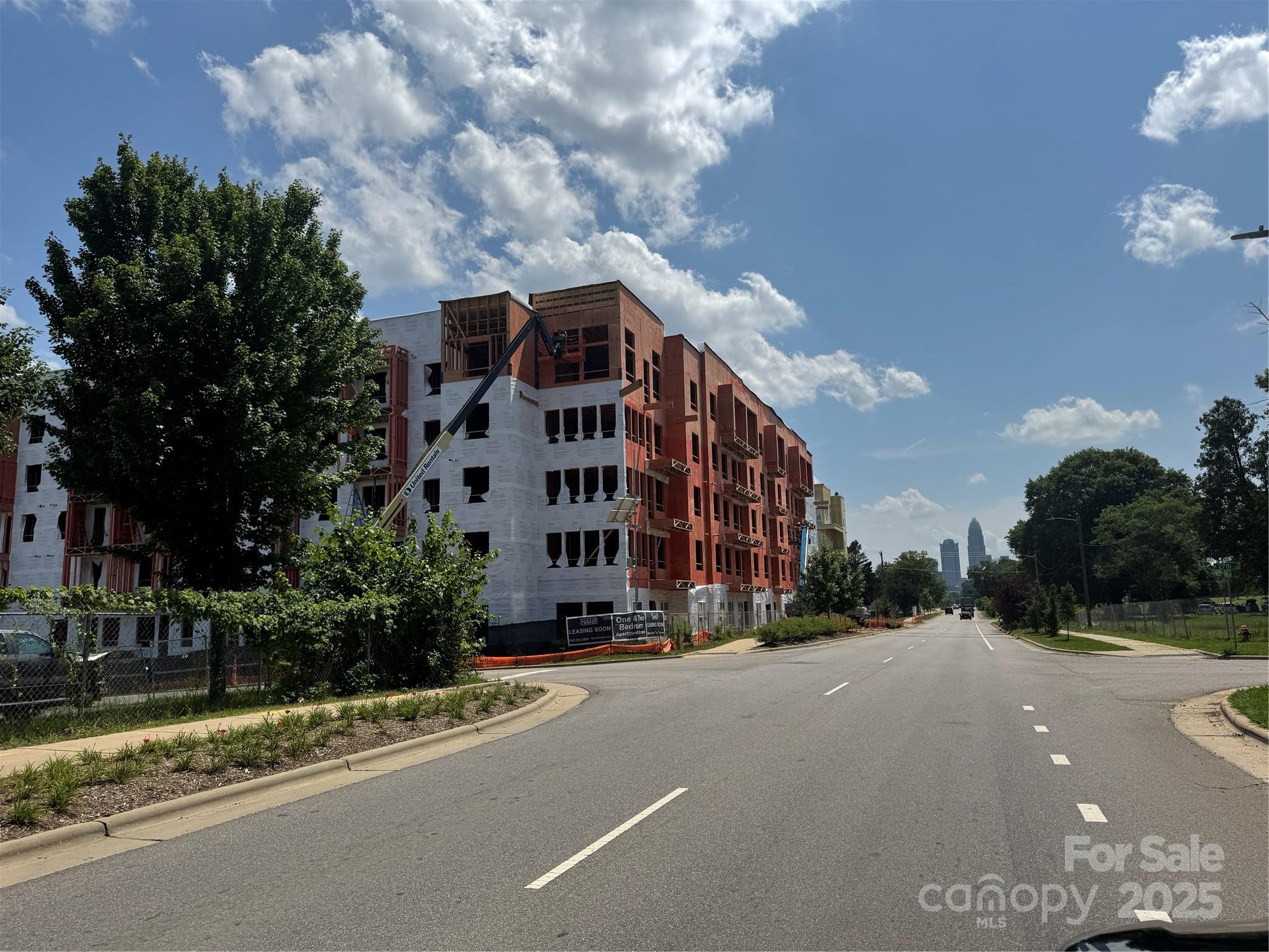 208 West 28th Street Charlotte, NC 28206 - Photo 6 of 6 a view of a street with a building in the background