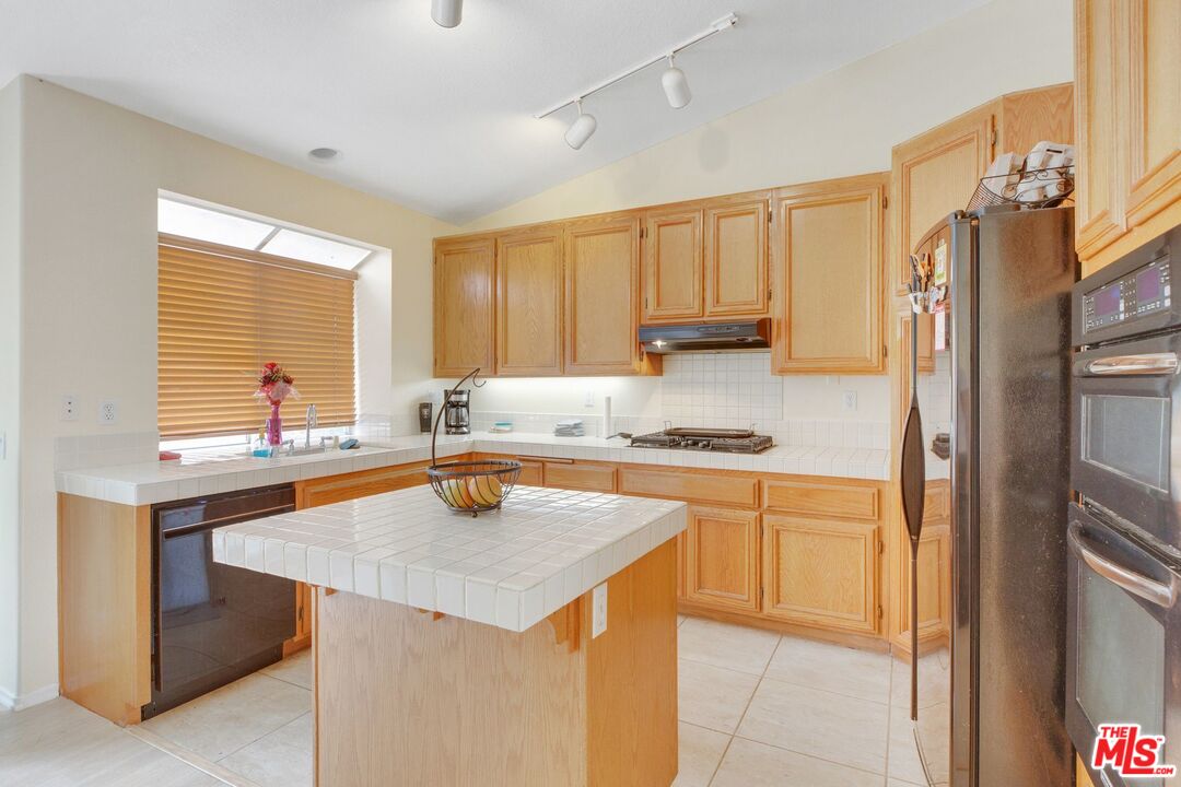 2828 West Via Verde Road Rialto, CA 92377 - Photo 17 of 41