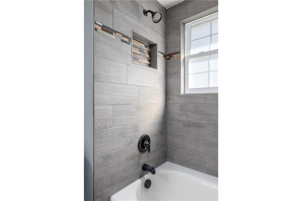 166 Country Club Road Washington, PA 15301 - Photo 18 of 32 a bathroom with a bathtub and shower