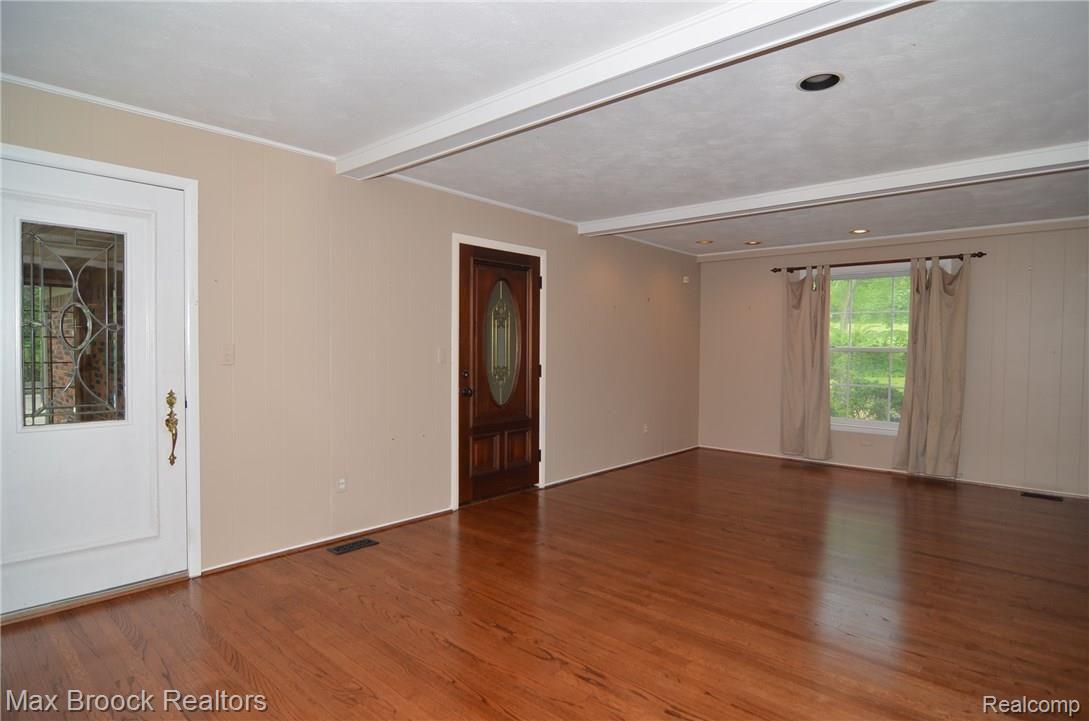 6035 North Rochester Road Rochester, MI 48306 - Photo 10 of 42 DSC_0005 (2).JPG