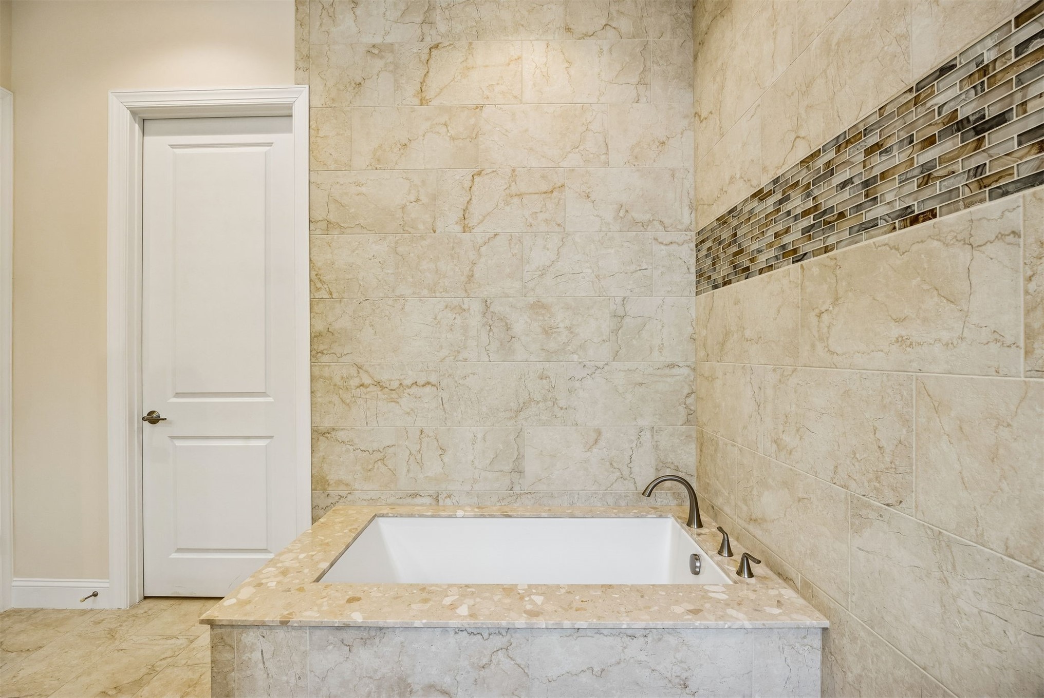 2117 Alachua Street Fernandina Beach, FL 32034 - Photo 37 of 52 a bathroom with a bathtub