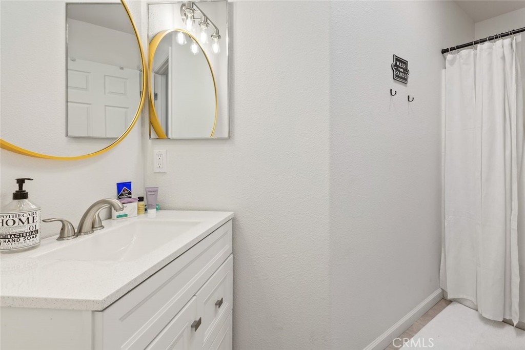 62382 Crestview Drive Joshua Tree, CA 92252 - Photo 18 of 31 a bathroom with a sink and a mirror