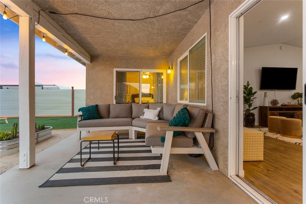 62382 Crestview Drive Joshua Tree, CA 92252 - Photo 23 of 31 a living room with furniture and a flat screen tv