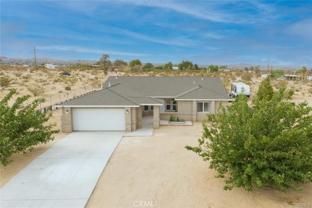 62382 Crestview Drive Joshua Tree, CA 92252 - Photo 31 of 31 front view of a house with a yard