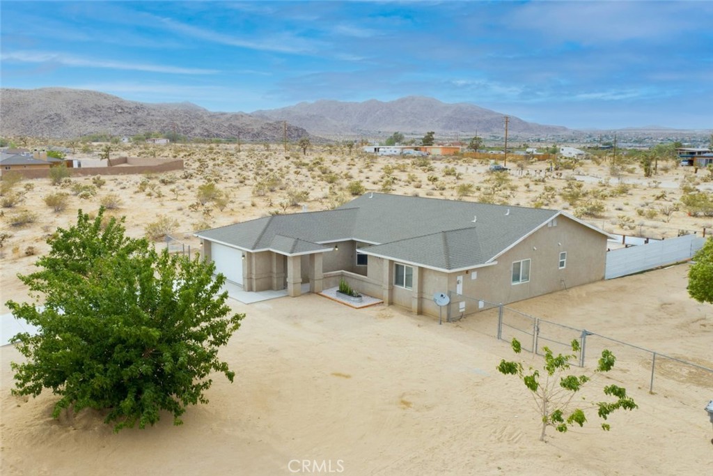 62382 Crestview Drive Joshua Tree, CA 92252 - Photo 5 of 31 a view of houses with sky view