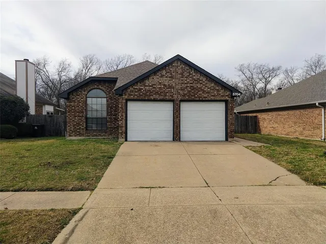 $1,895 | 5704 Congressional Drive, Arlington, TX 76018