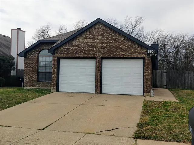 $1,895 | 5704 Congressional Drive, Arlington, TX 76018
