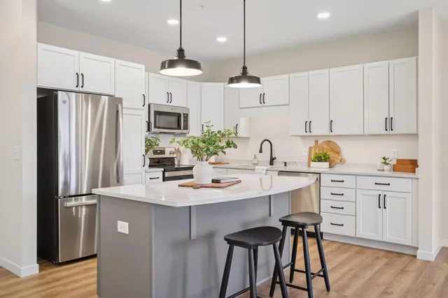 $299,900 | 1948 Wayzata Boulevard, Unit 105, Long Lake, MN 55356