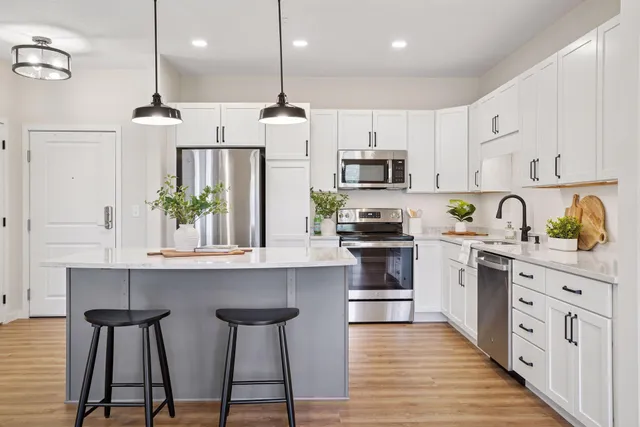 $299,900 | 1948 Wayzata Boulevard, Unit 105, Long Lake, MN 55356