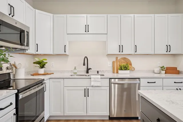 $299,900 | 1948 Wayzata Boulevard, Unit 105, Long Lake, MN 55356