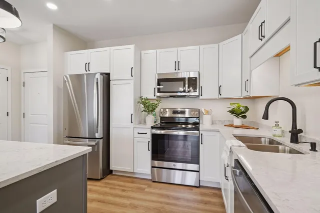 $299,900 | 1948 Wayzata Boulevard, Unit 105, Long Lake, MN 55356