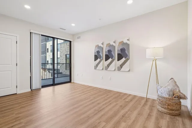 $299,900 | 1948 Wayzata Boulevard, Unit 105, Long Lake, MN 55356