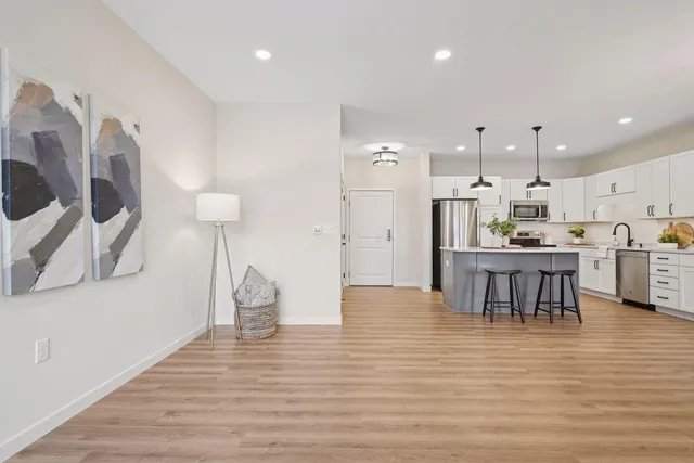 $299,900 | 1948 Wayzata Boulevard, Unit 105, Long Lake, MN 55356