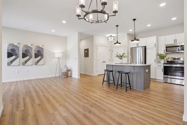 $299,900 | 1948 Wayzata Boulevard, Unit 105, Long Lake, MN 55356