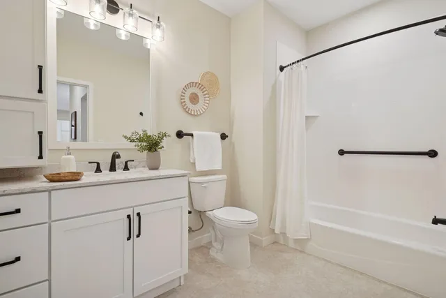 $299,900 | 1948 Wayzata Boulevard, Unit 105, Long Lake, MN 55356