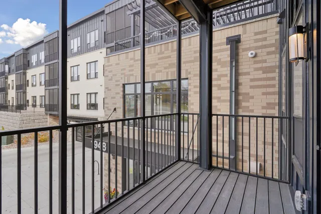 $299,900 | 1948 Wayzata Boulevard, Unit 105, Long Lake, MN 55356