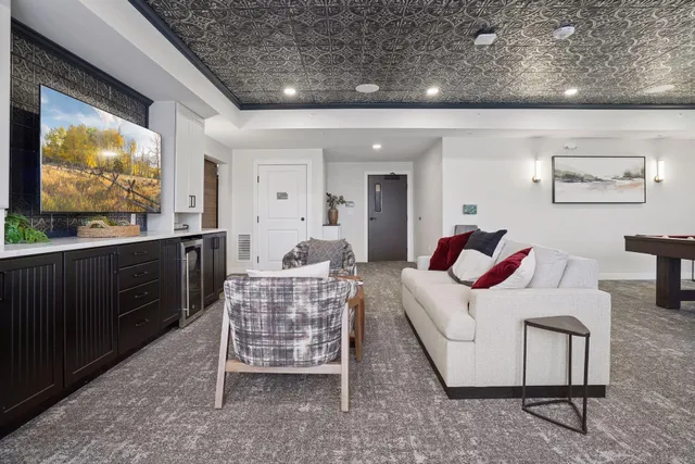 $299,900 | 1948 Wayzata Boulevard, Unit 105, Long Lake, MN 55356