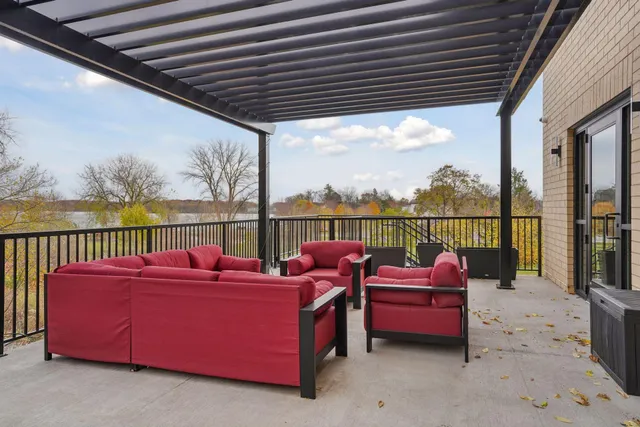 $299,900 | 1948 Wayzata Boulevard, Unit 105, Long Lake, MN 55356