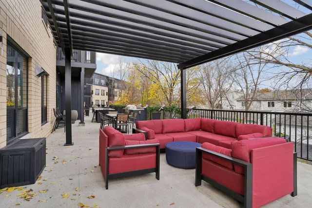 $299,900 | 1948 Wayzata Boulevard, Unit 105, Long Lake, MN 55356