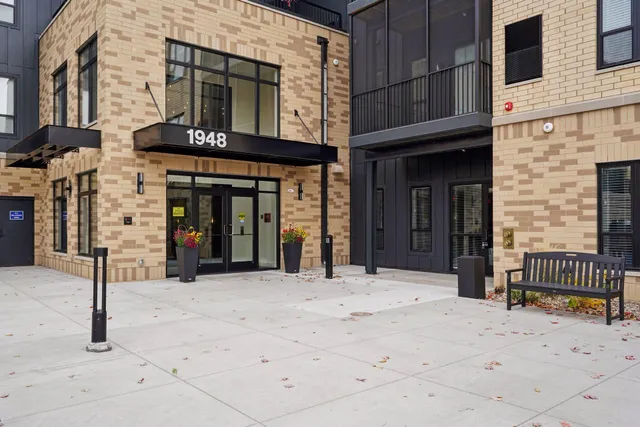 $299,900 | 1948 Wayzata Boulevard, Unit 105, Long Lake, MN 55356