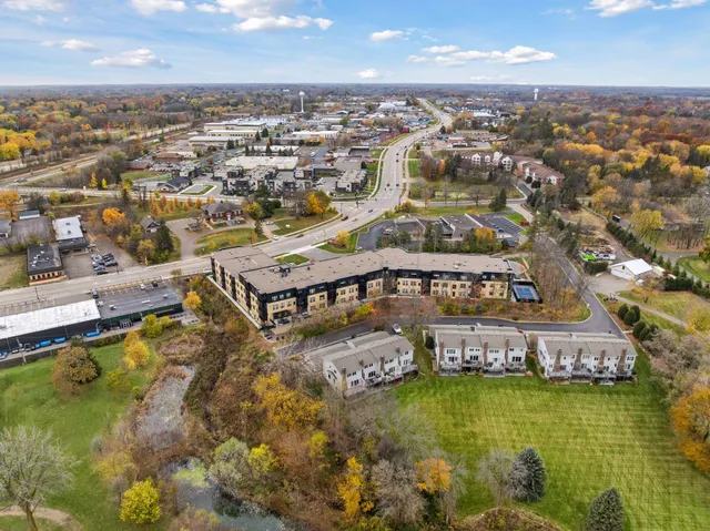 $299,900 | 1948 Wayzata Boulevard, Unit 105, Long Lake, MN 55356