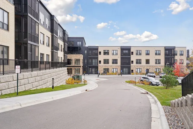 $299,900 | 1948 Wayzata Boulevard, Unit 105, Long Lake, MN 55356