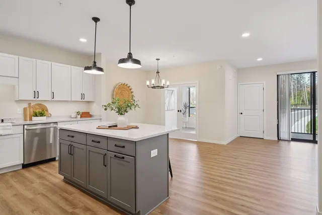 $299,900 | 1948 Wayzata Boulevard, Unit 105, Long Lake, MN 55356