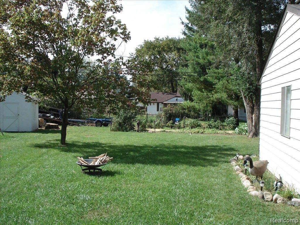 47555 Pinecrest Drive Utica, MI 48317 - Photo 2 of 8 DSC09082