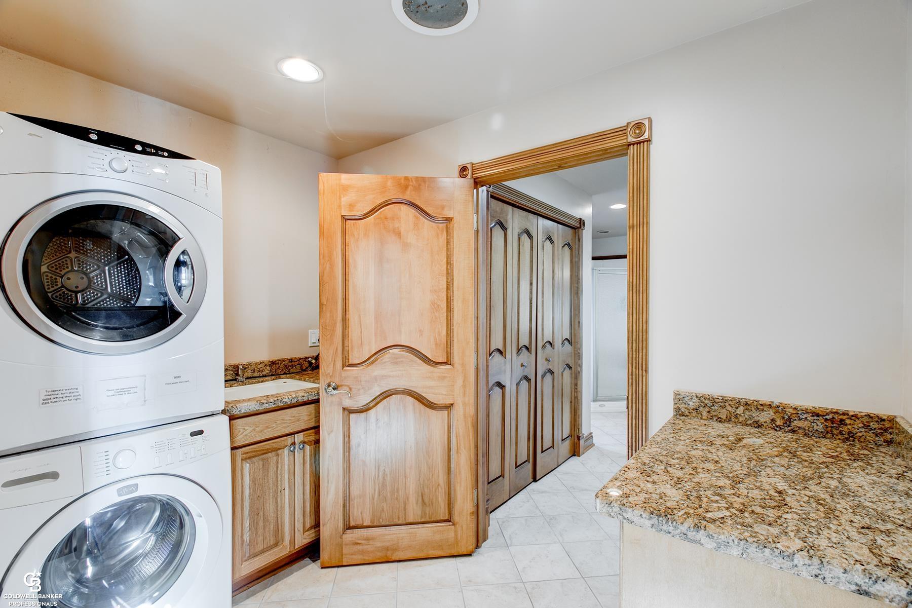 3864 North Lakeshore Road Deckerville, MI 48427 - Photo 47 of 88 50107318-46.JPG