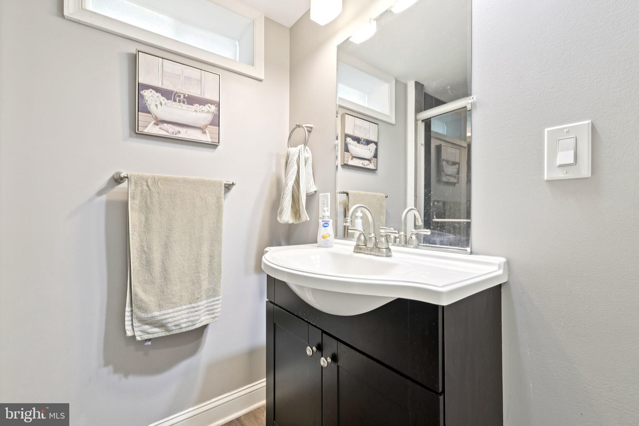4214 Thorncliff Road Baltimore, MD 21236 - Photo 20 of 40 Bathroom