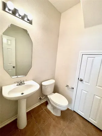 $1,675 | 207 North Burberry Park Circle, The Woodlands, TX 77382