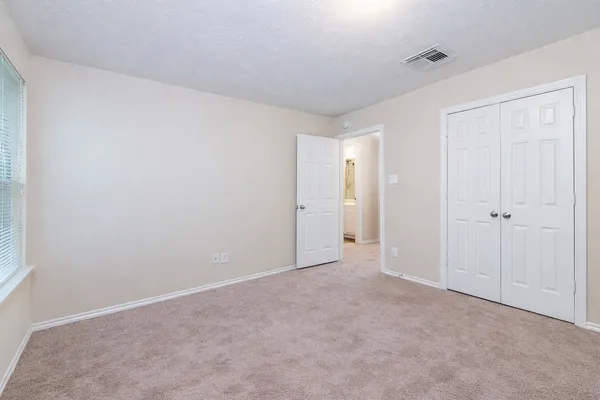 $1,675 | 207 North Burberry Park Circle, The Woodlands, TX 77382
