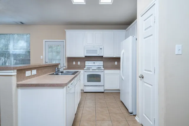 $1,800 | 207 North Burberry Park Circle, The Woodlands, TX 77382