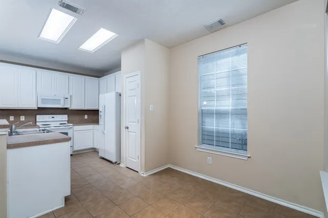 $1,800 | 207 North Burberry Park Circle, The Woodlands, TX 77382